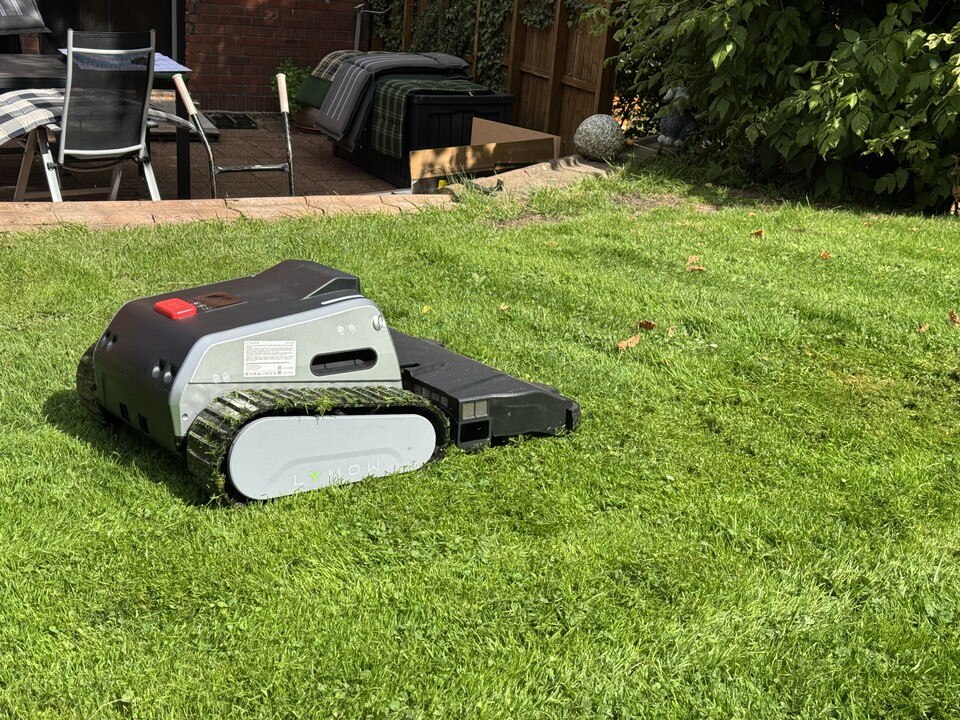Lymow One Rasenmähroboter beim Schneiden