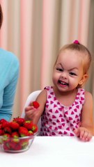 No More Mess! 🍓✨ Teach Her This Easy Strawberry Trick With A Straw #hack