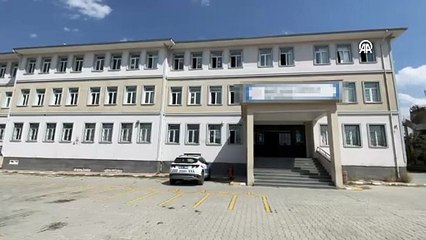 Van'da bir şüpheli okulda 2 öğretmeni bıçakla yaraladı