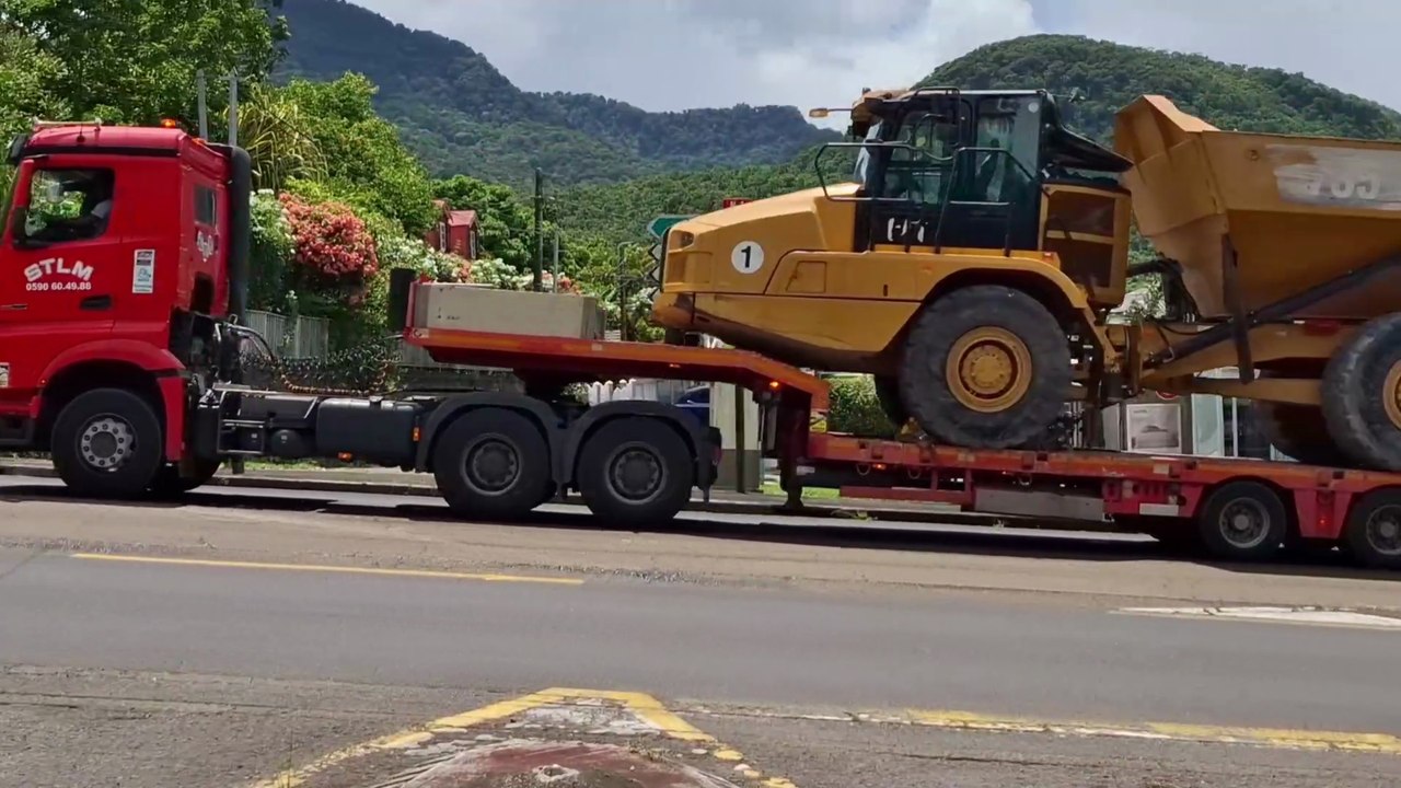 Gros Caterpillar cat 🚚 et Mercedes remorque