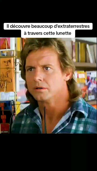 Il découvre beaucoup d'extraterrestres à travers cette lunette...