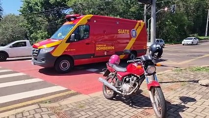 Honda CG e Toyota Corolla Cross se envolvem em acidente no Centro de Cascavel