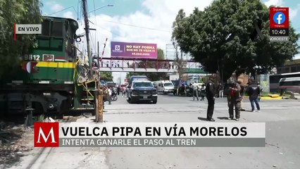 Pipa intenta ganarle el paso al tren y termina embestida en Vía Morelos, Ecatepec