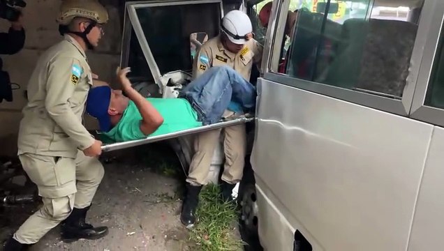 Bomberos rescatan a conductor atrapado tras choque de rapidito