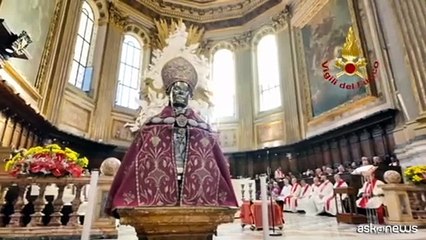 Il miracolo di S.Gennaro, le ampolle con il sangue portate all'altare