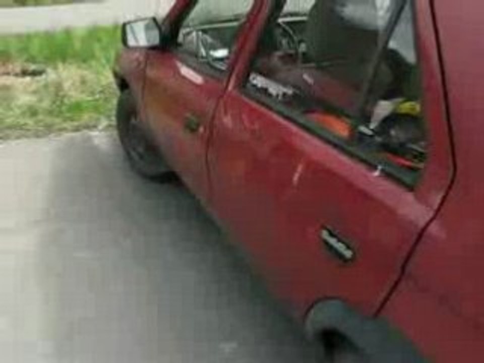 Un gros nul qui fais un burn avec une suzuki sur un parking