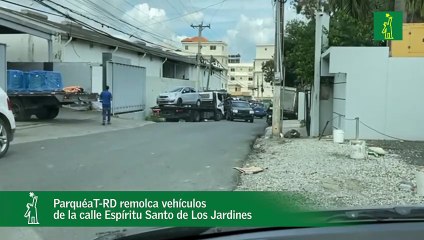 ParquéaT-RD remolca vehículos de la calle Espíritu Santo de Los Jardines