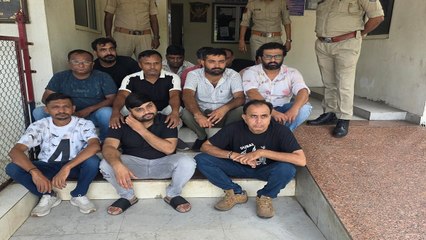 Ahmedabad: बगोदरा में शराब पार्टी कर रहे 12 लोगों को पुलिस ने पकड़ा