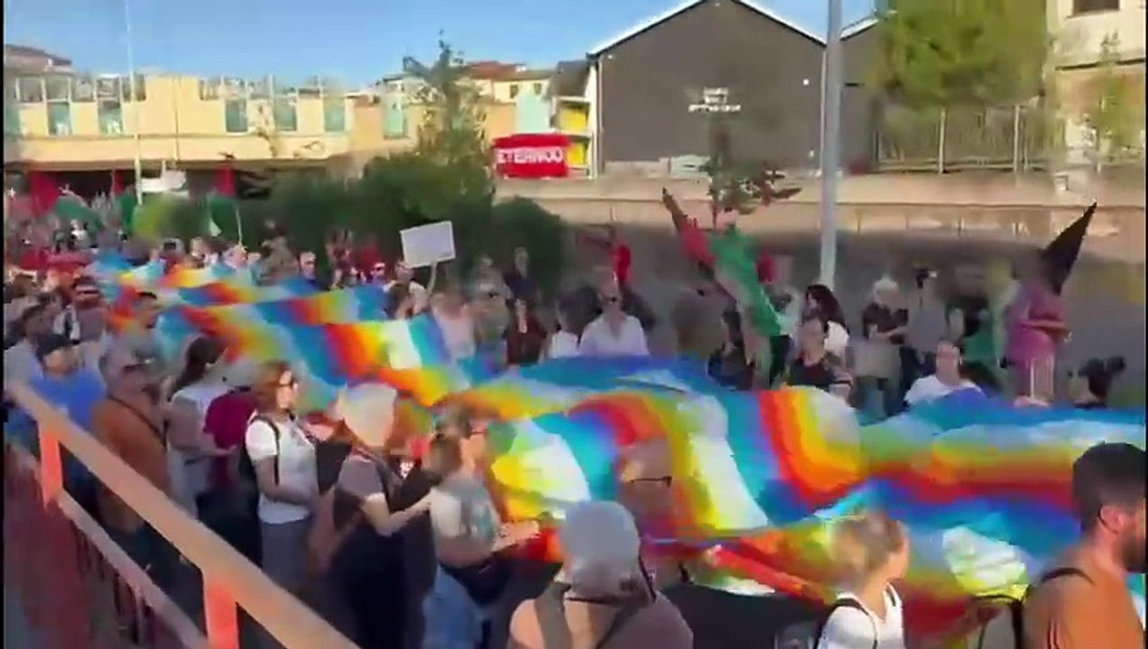 Firenze, il maxi corteo per la Palestina. Presente la sindaca Sara Funaro