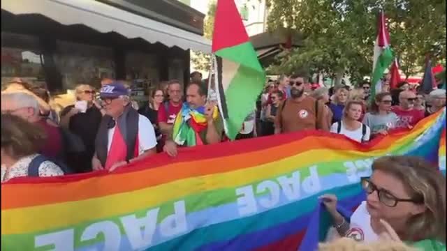 Firenze per Gaza: uno striscione lungo quanto una strada e le barchette di carta per la Global Sumud Flotilla