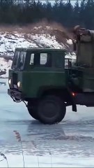 Incroyable glissade de camion sur route gelée | Conduite hivernale extrême en Europe et Canada