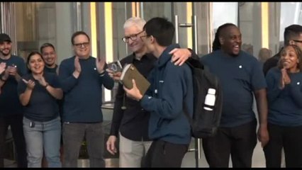 Arriva l'iPhone 17, Tim Cook accoglie i clienti a New York