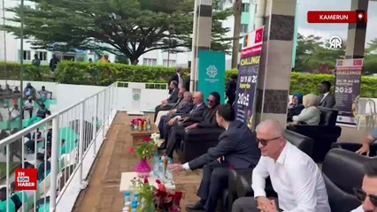 Eski Galatasaraylı Song, Kamerun'daki Türk okulunun düzenlediği spor olimpiyatlarında gençlerle buluştu
