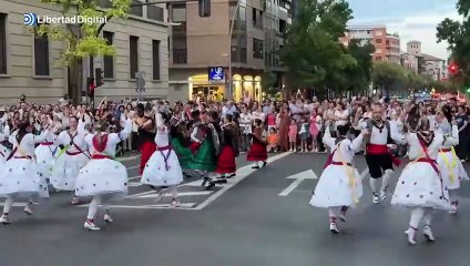 Logroño enciende su fuente de "vino" para dar la bienvenida a San Mateo