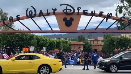 Hollywood, lavoratori dello spettacolo contro la sospensione del Jimmy Kimmel live!