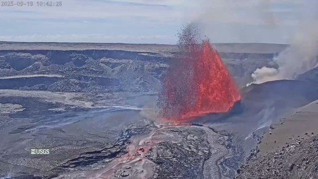 KILAUEA VOLCANO ERUPTION in HAWAII: SPECTACULAR ERUPTION LIVE CLIP