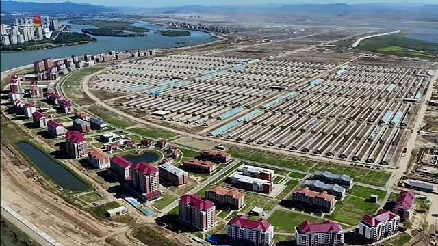 Estimado camarada Kim Jong Un dirige construção da Fazenda Combinada de Estufas de Sinuiju e o desenvolvimento da região