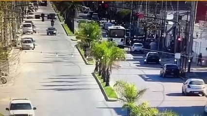 auto chocó a un motociclista