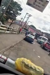 Busero hondureño se para en medio del tráfico para orinar