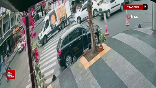 Trabzon'da araç otobüs durağına çarptı