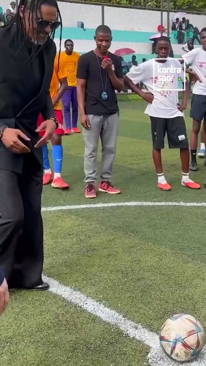 Rigobert Song, Kamerun'daki Türk okulunun düzenlediği spor olimpiyatlarında gençlerle buluştu