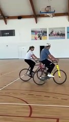 Stéphane Plaza chute à vélo dans une vidéo