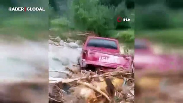 Rize'de sel felaketi: Sel sularının sürüklediği araçlar kullanılamaz hale geldi