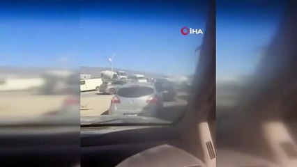 Trafikte sinirlenen sürücü süpürgeyi mızrak gibi fırlattı