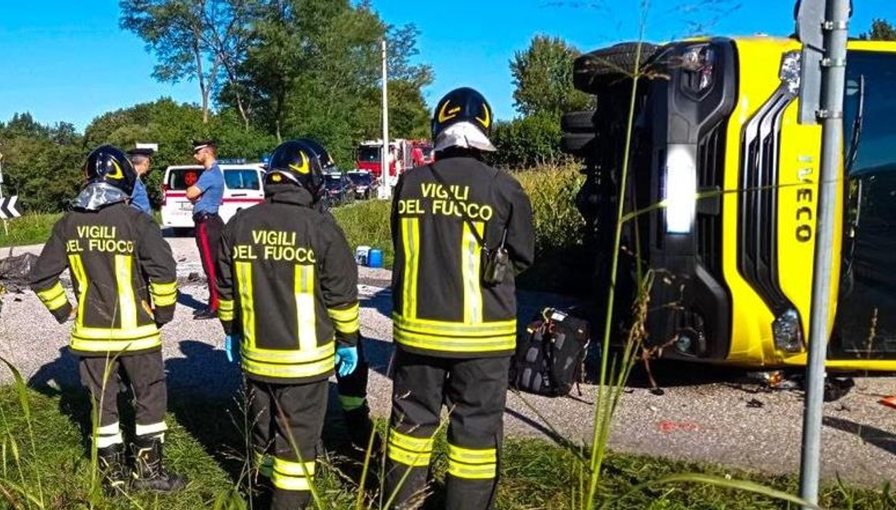 Scuolabus si ribalta dopo lo scontro con un’auto: sei feriti, nessuno grave (20.09.25)