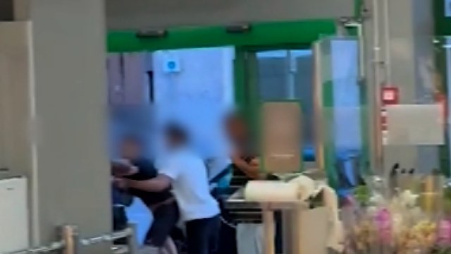 Brescia, vigilantes del supermercato preso a pugni e calci in faccia dai ragazzini che ha allontanato