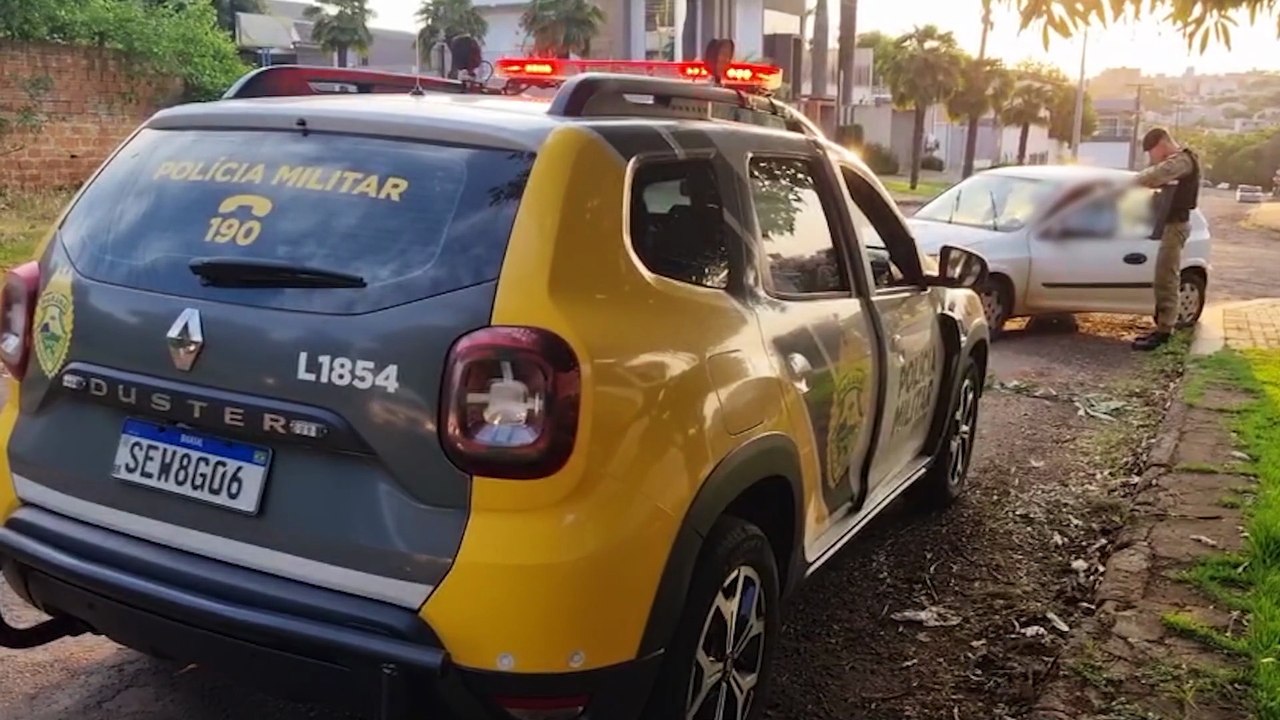 Bom dia princeso! Motorista tira 'soneca' no meio da rua e Polícia Militar é acionada