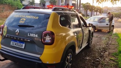 Bom dia princeso! Motorista tira 'soneca' no meio da rua e Polícia Militar é acionada