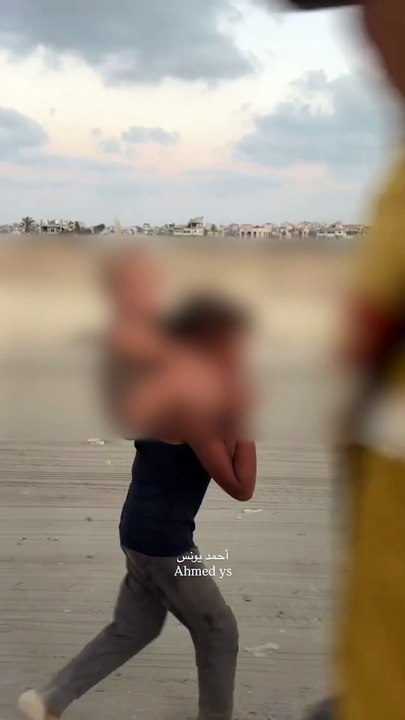 Gaza, bimbo fugge scalzo verso sud con la sorellina sulle spalle