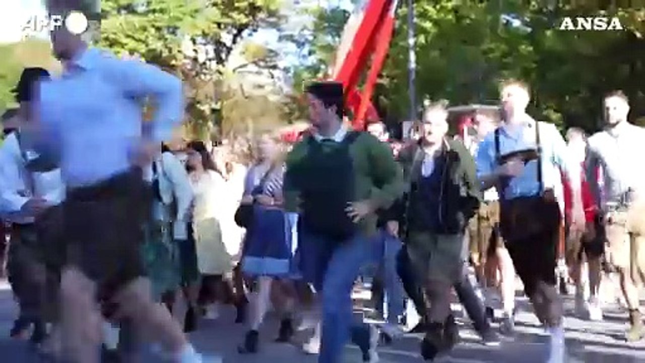 Monaco di Baviera, prende il via l'Oktoberfest: le corse e le file per accedere