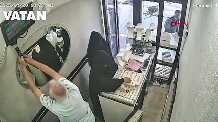 Diyarbakır'da film gibi hırsızlık! Kuyumcuyu oyalayıp kilolarca altınlarla kaçtılar