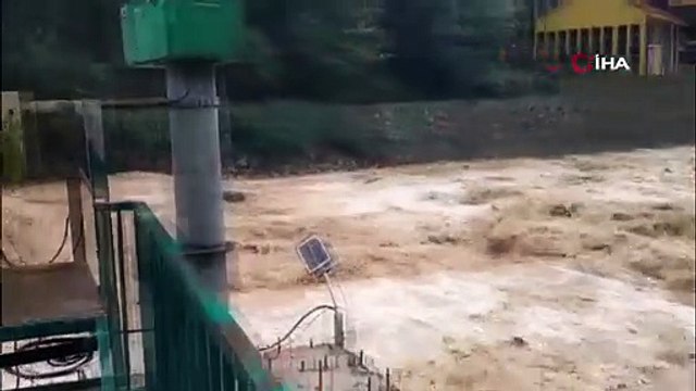 Rize-Erzurum karayolu İkizdere santral mevkiinde dere taşkını nedeniyle ulaşıma kapandı