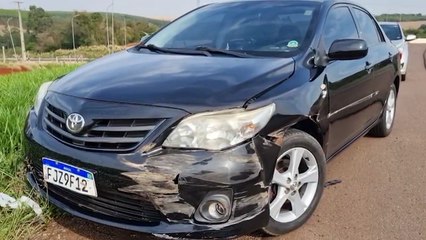 Corolla bate em guardrail no trevo do Contorno Oeste, em Cascavel