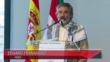 Eduard Fernández se pone un pañuelo palestino al recoger el Premio Nacional