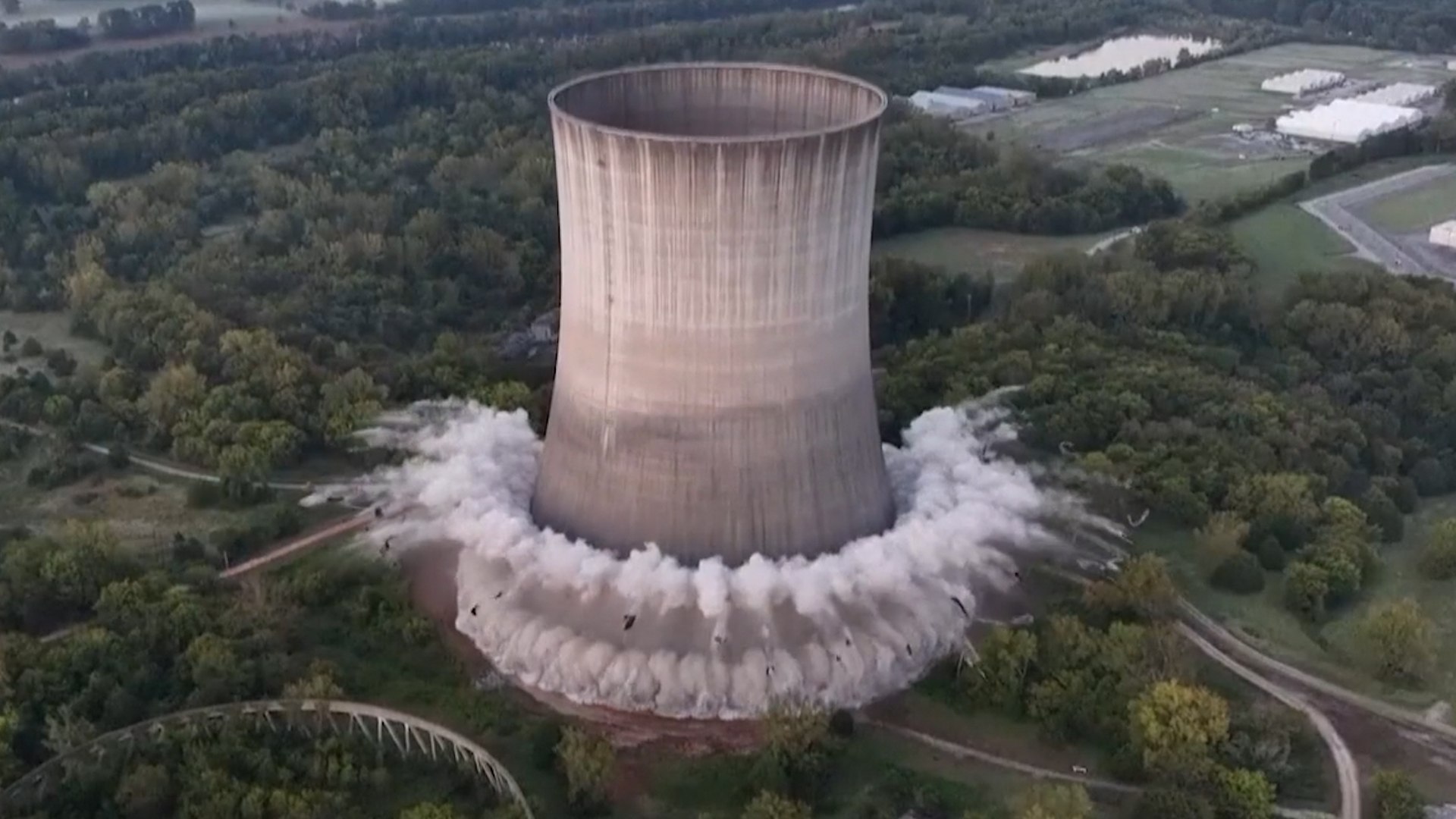 La demolici�n de una torre de refrigeraci�n de la planta nuclear de Hartsville, en Tennessee, en Estados Unidos, se ha completado con �xito. Las im�genes muestran la secuencia completa de c�mo la estructura desaparece en cuesti�n de segundos. En la operaci�n se han utilizado m�s de 400 kilos de explosivos.