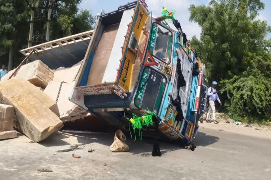 Jodhpur: जोधपुर में सड़क धंसी, पत्थर से भरा ट्रक पलटा, बाइक दबी, 2 की जान बची, देखें हादसे का VIDEO