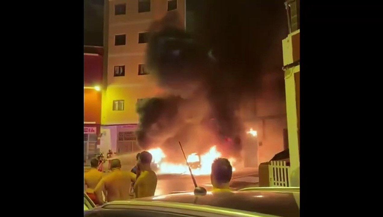 Un incendio arrasa con tres vehículos en el barrio de San Juan de Las Palmas de Gran Canaria