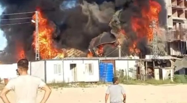 Hatay'da işçilerin kaldığı konteynerler alev alev yandı