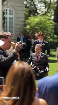 Faustão vai ao casamento da filha de cadeira de rodas