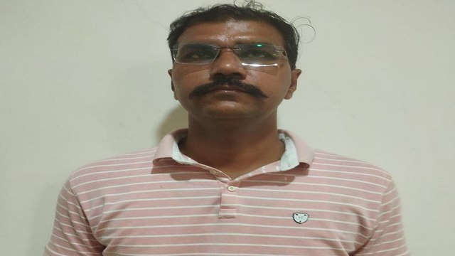 Video: Ahmedabad बापूनगर थाने का कांस्टेबल रिश्वत लेते गिरफ्तार