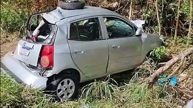 Capotamento mobiliza Corpo de Bombeiros na rodovia PR-180, em Cascavel