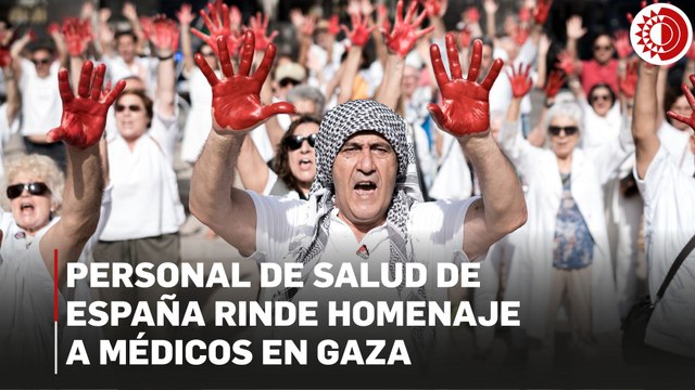 Sanitarios españoles homenajean a compañeros en Gaza con batas blancas y manos pintadas de rojo