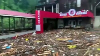 Vali uyarmıştı: Rize'de sel evi böyle yıktı!