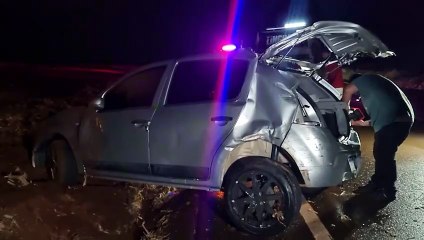 Capotamento na PR 486: motorista do caminhão foge sem prestar socorro