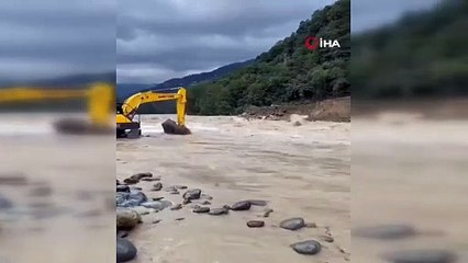 Karadeniz kabusu yaşarken onlar sel sularında rafting yaptı!