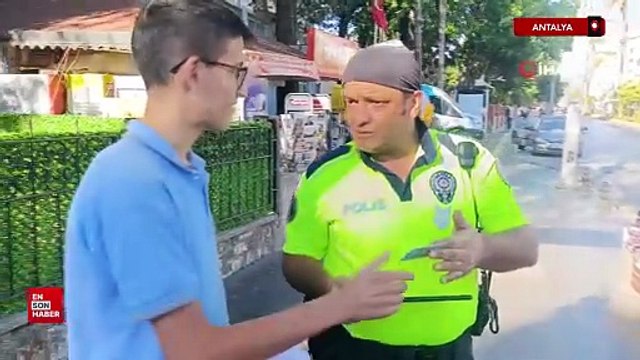 Antalya'da ilk kez ehliyet almanın sevincini trafik polisiyle paylaştı